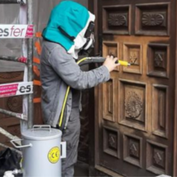 preparando superficie de madera con chorro de arena a baja presión